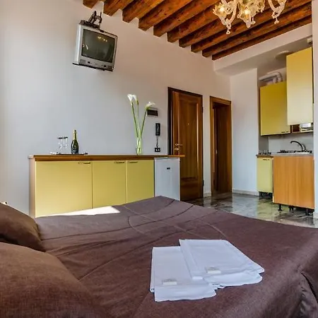 Venice Apartments 3*