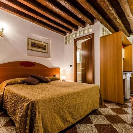 Venice Apartments Hotell 3*