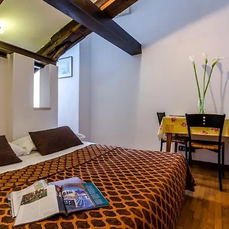 מלון Venice Apartments 3*