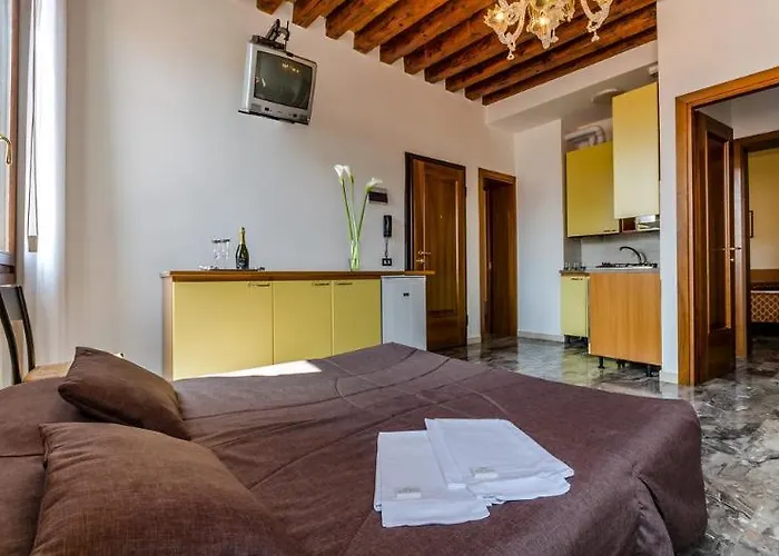 Venice Apartments 3*